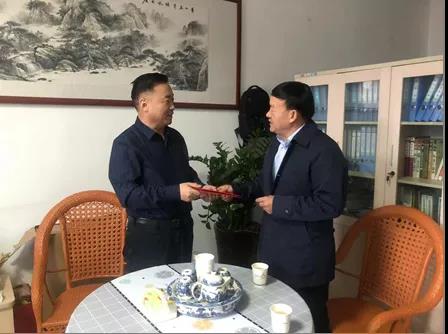 敦煌種業(yè)領導看望慰問公司老干部、老黨員及困難黨員職工