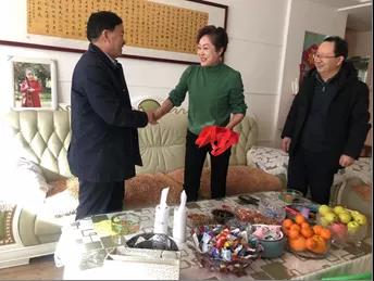 敦煌種業(yè)領導看望慰問公司老干部、老黨員及困難黨員職工