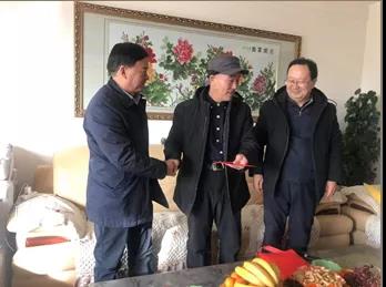 敦煌種業(yè)領導看望慰問公司老干部、老黨員及困難黨員職工