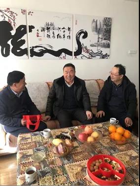 敦煌種業(yè)領導看望慰問公司老干部、老黨員及困難黨員職工