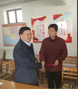 敦煌種業(yè)領導看望慰問公司老干部、老黨員及困難黨員職工